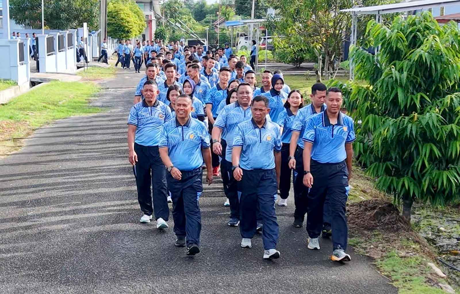 Langkah Seirama, Silaturahmi Terjaga, Soliditas Personel Semakin Menyala! Danlanud Sjamsudin Noor Rajut Kebersamaan Melalui Olahraga Bersama Lanud