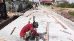 Personel Satgas TMMD Ke 128 Kodim 0908/Bontang Tuntaskan Pengerjaan Cor Jalan Segmen 4