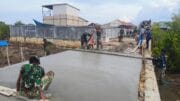 Tak Kenal Lelah, Personel Satgas TMMD Ke-128 Kodim 0908/Bontang Fokus Tuntaskan Pengecoran Jalan yang Belum Rampung
