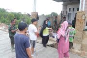 Kebersamaan Personel Satgas TMMD Ke-128 Kodim 0908/Bontang dan Warga Terjalin Hangat di Tengah Pengecoran Jalan