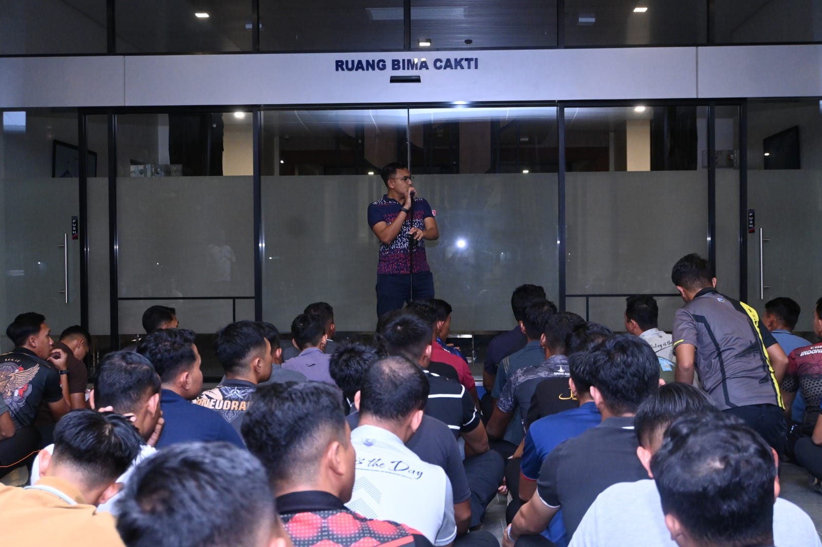 Cegah Penyalahgunaan Narkoba dan LGBT, Lanud Sultan Hasanuddin Gelar Apel Malam dan Tes Urine Prajurit Bujangan Cegah Penyalahgunaan Narkoba dan LGBT, Lanud Sultan Hasanuddin Gelar Apel Malam dan Tes Urine Prajurit Bujangan