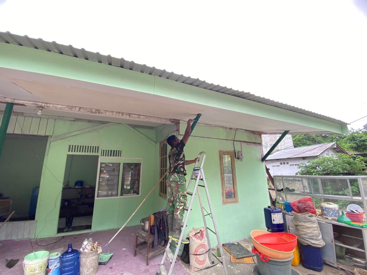 Dari Rumah Sederhana Menjadi Lebih Layak, Wujud Kepedulian Satgas TMMD Ke-128 Kodim 0908/Bontang Kepada Masyarakat Dari Rumah Sederhana Menjadi Lebih Layak, Wujud Kepedulian Satgas TMMD Ke-128 Kodim 0908/Bontang Kepada Masyarakat