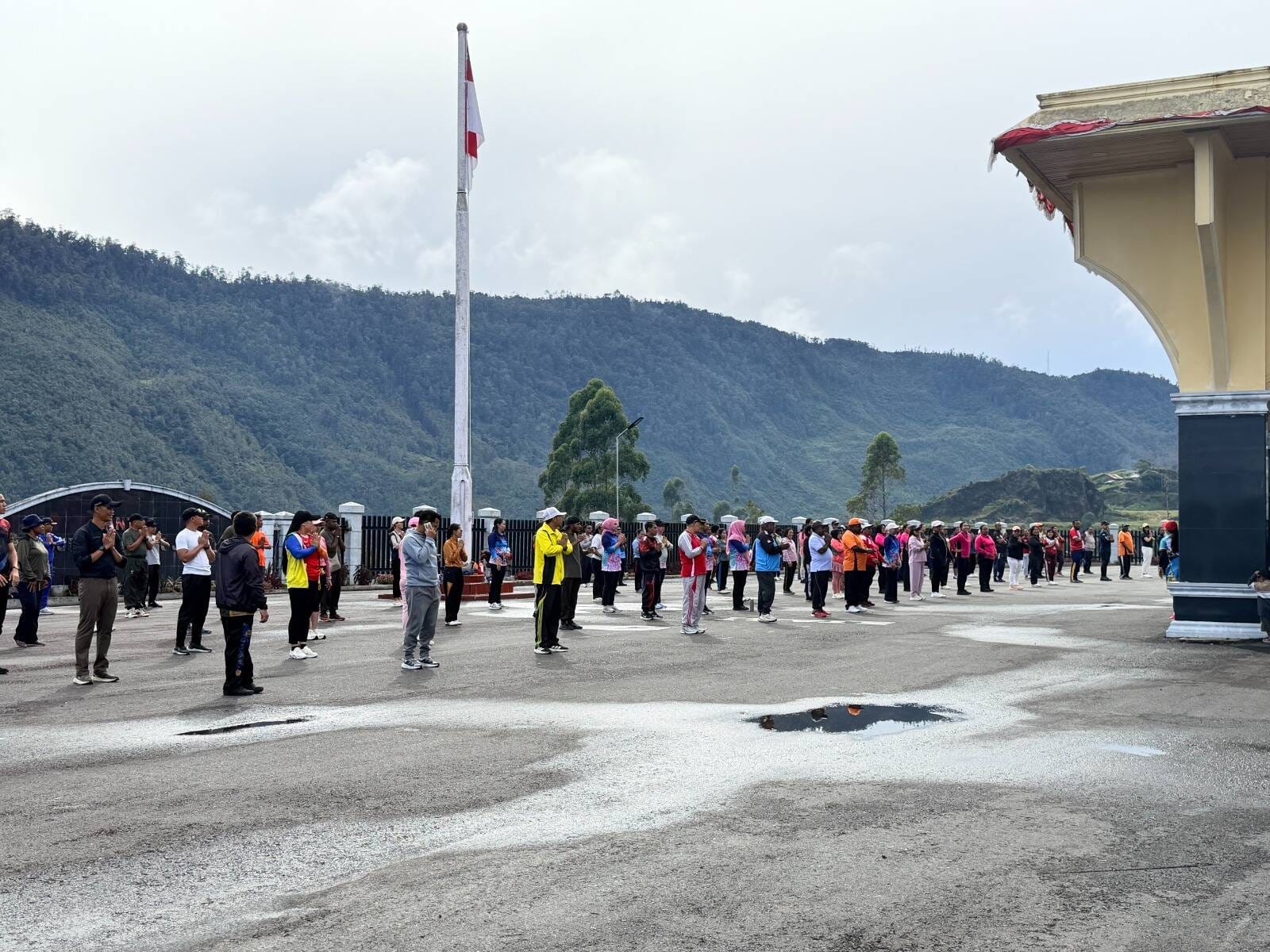 Kodim 1714/Puncak Jaya Bersama Pemda Laksanakan Jumat Sehat Yang Penuh Berkah