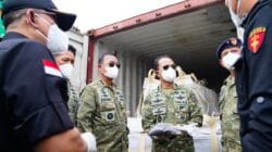 Kasum TNI Tinjau Pemeriksaan Kontainer Mineral Hasil Penindakan TNI AL di Batam