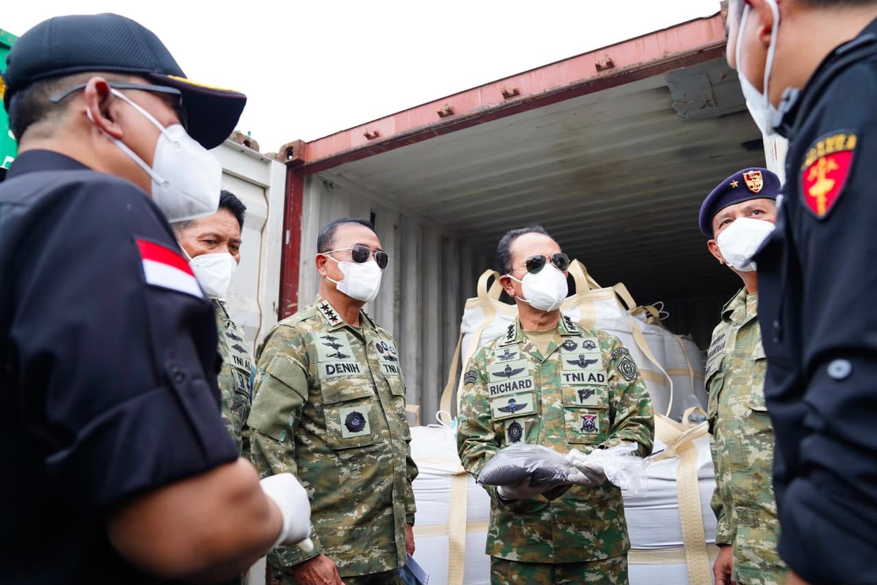 Kasum TNI Tinjau Pemeriksaan Kontainer Mineral Hasil Penindakan TNI AL di Batam Kasum TNI Tinjau Pemeriksaan Kontainer Mineral Hasil Penindakan TNI AL di Batam