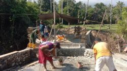 Anggota Kodim 1505/Tidore dan Warga Gotong Royong Cor Tiang Pembatas Jembatan Garuda di Desa Gita