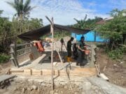 Pembangunan Jembatan Garuda Capai 85 Persen, TNI dan Warga Gotong Royong Acian Tiang Pembatas