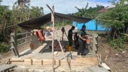 Pembangunan Jembatan Garuda Capai 85 Persen, TNI dan Warga Gotong Royong Acian Tiang Pembatas