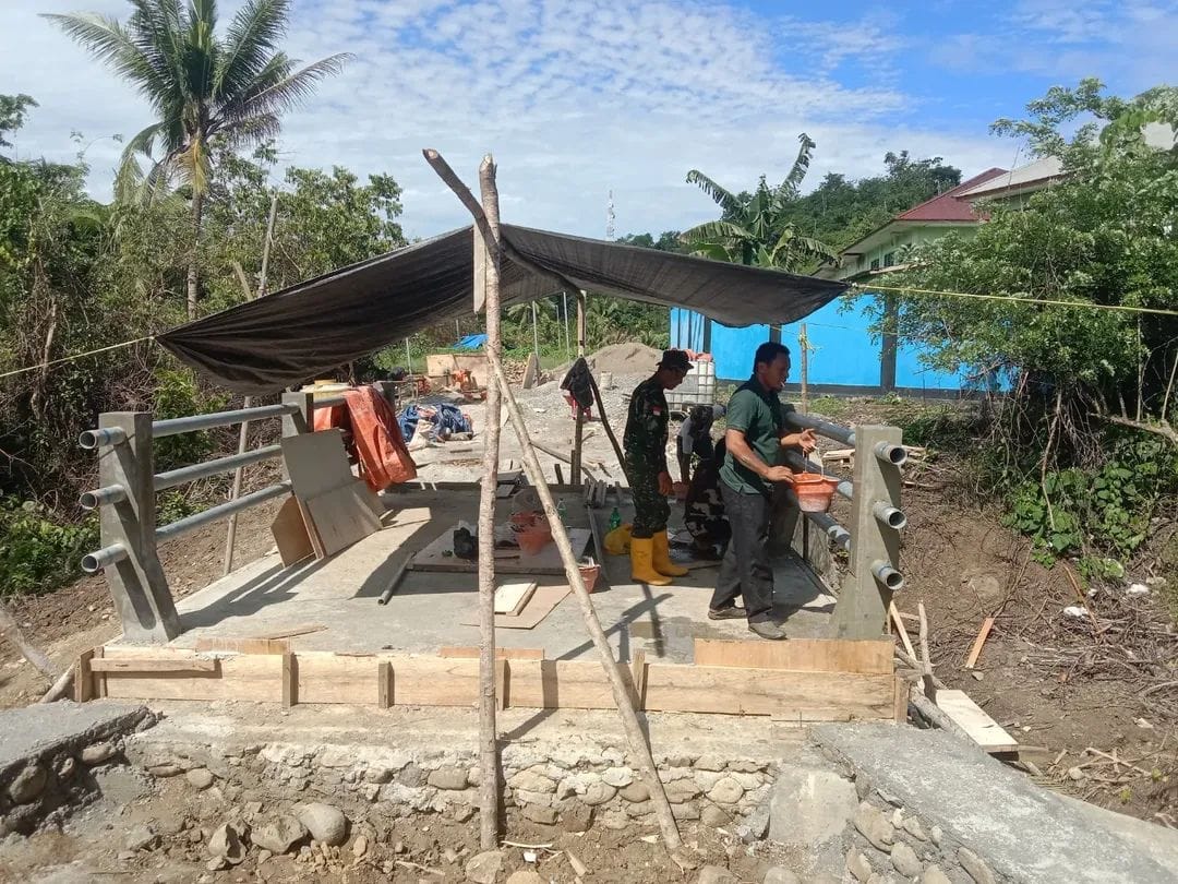 Pembangunan Jembatan Garuda Capai 85 Persen, TNI dan Warga Gotong Royong Acian Tiang Pembatas
