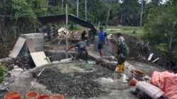 Semangat Gotong Royong, Anggota Kodim 1505/Tidore dan Warga Cor Trotoar Jembatan Garuda Demi Kenyamanan