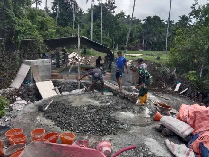 Semangat Gotong Royong, Anggota Kodim 1505/Tidore dan Warga Cor Trotoar Jembatan Garuda Demi Kenyamanan