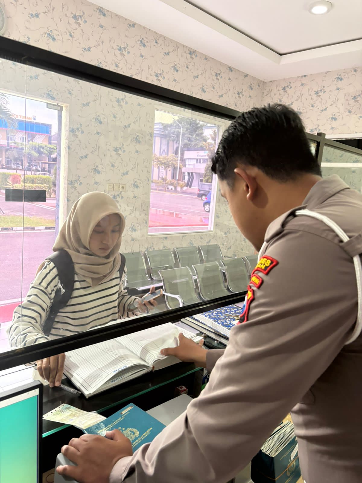 Pagi-Pagi Warga Tuban Berkumpul di Tepi Jalan, Ternyata Ada Polantas Tuban Menyapa