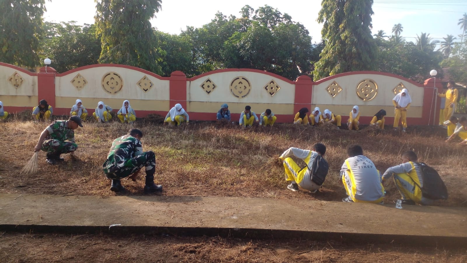 Melalui Jum'at Berkah, Koramil 1505-04/Oba Ajak Pelajar Peduli Kebersihan Masjid