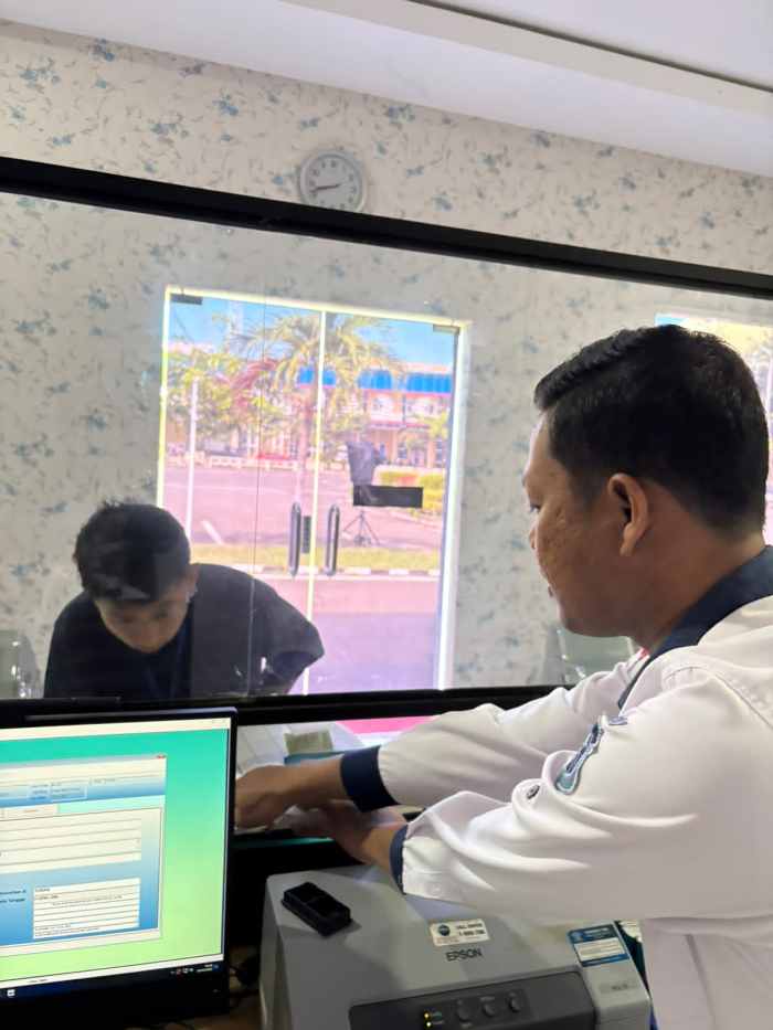 Momen Humanis di Tuban, Polisi Turun Jalan Bahas Dokumen Kendaraan dengan Warga