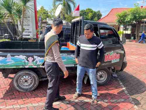 Suasana Hangat di Pinggir Jalan Tuban, Warga Antusias Konsultasi STNK kepada Polantas Tuban Suasana Hangat di Pinggir Jalan Tuban, Warga Antusias Konsultasi STNK kepada Polantas Tuban