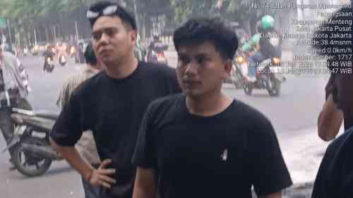Jam Pulang Kerja Terganggu, Sopir Ambulans RSCM Semprot Massa LMND yang Bakar Ban di Menteng