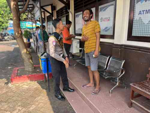 Bukan Menilang, Polantas Tuban Justru Jadi Tempat Curhat Warga Soal SIM, STNK dan BPKB Bukan Menilang, Polantas Tuban Justru Jadi Tempat Curhat Warga Soal SIM, STNK dan BPKB