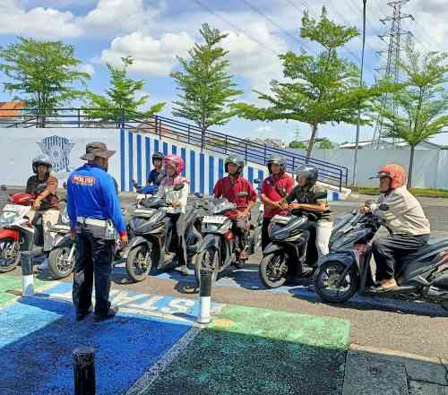 Bukan Razia, Inilah Alasan Banyak Pengendara Tuban Mendadak Menepi Saat Bertemu Polantas Tuban Bukan Razia, Inilah Alasan Banyak Pengendara Tuban Mendadak Menepi Saat Bertemu Polantas Tuban