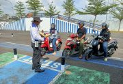 Pengendara yang Melintas Tak Menyangka, Polantas Tuban Buka Konsultasi SIM dan STNK di Tuban