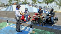 Pengendara yang Melintas Tak Menyangka, Polantas Tuban Buka Konsultasi SIM dan STNK di Tuban