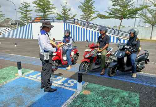 Pengendara yang Melintas Tak Menyangka, Polantas Tuban Buka Konsultasi SIM dan STNK di Tuban
