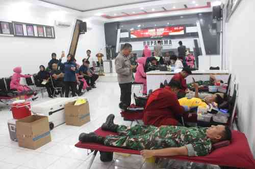 Babinsa Kodim Bojonegoro Ikuti Donor Darah Hari Bhayangkara Tahun 2026 Babinsa Kodim Bojonegoro Ikuti Donor Darah Hari Bhayangkara Tahun 2026