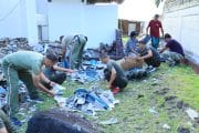 Jum’at Berkah Penuh Pahala, Personil Kodim 1505/Tidore Bersama Warga Bersihkan Puing Atap Masjid