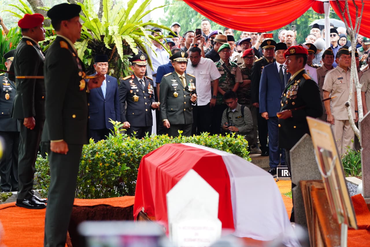 Panglima TNI Hadiri Upacara Pemakaman Jenderal TNI (Purn) Ryamizard Ryacudu Panglima TNI Hadiri Upacara Pemakaman Jenderal TNI (Purn) Ryamizard Ryacudu