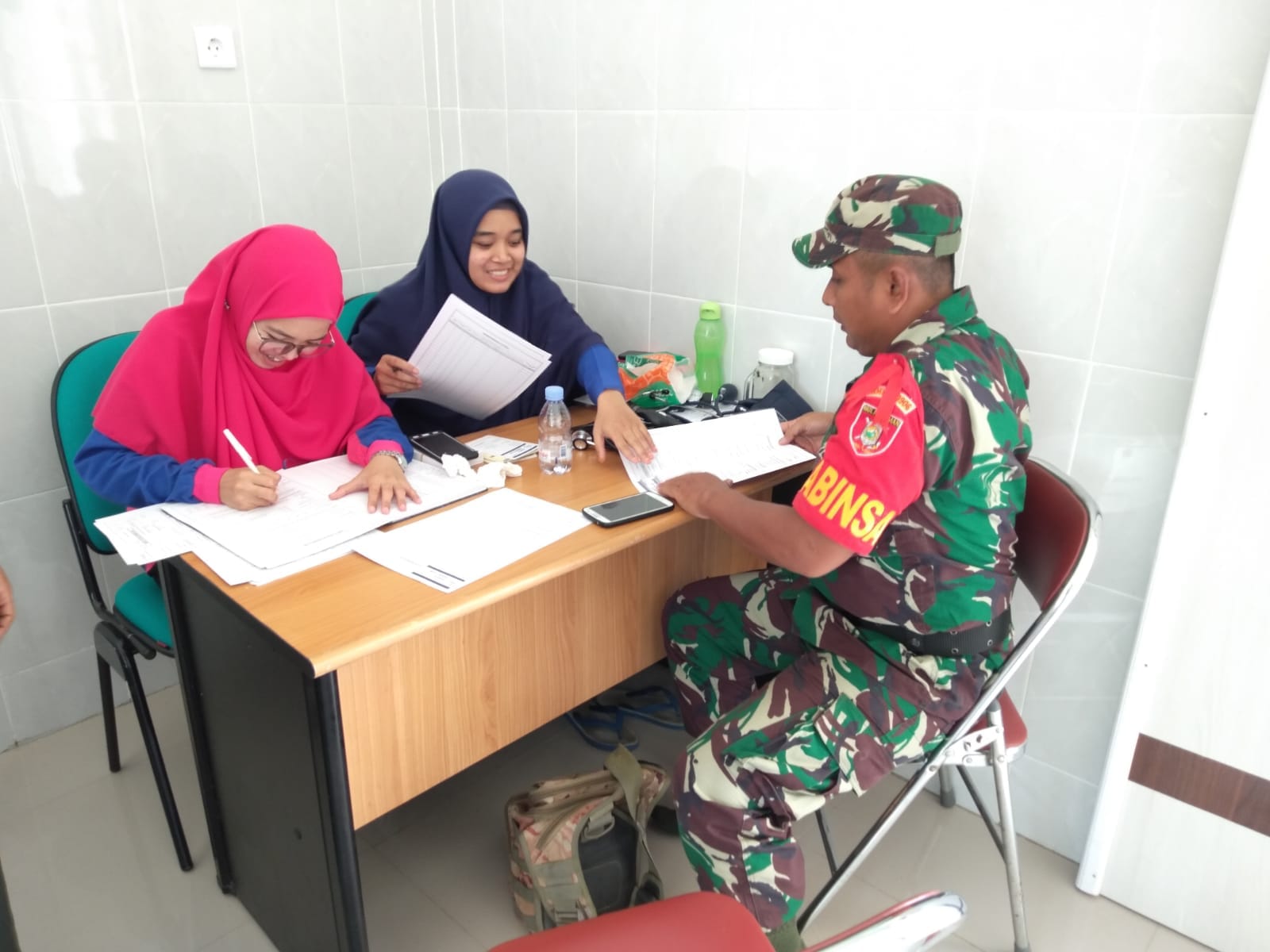 Dalam kegiatan komsos bersama petugas kesehatan Puskesmas, Babinsa juga melakukan pemeriksaan kesehatan Dalam kegiatan komsos bersama petugas kesehatan Puskesmas, Babinsa juga melakukan pemeriksaan kesehatan