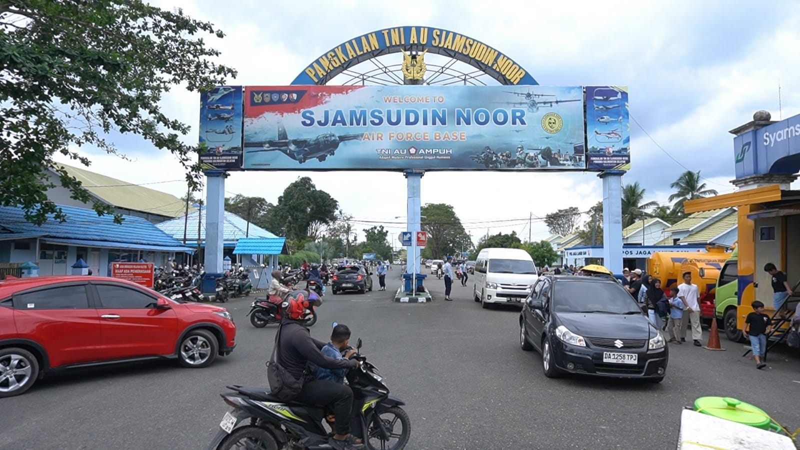 Open Base Jupiter Aerobatic Team di Lanud Sjamsudin Noor, Disambut Meriah Ribuan Warga Banua Padati ApronOpen Base Jupiter Aerobatic Team di Lanud Sjamsudin Noor, Disambut Meriah Ribuan Warga Banua Padati Apron