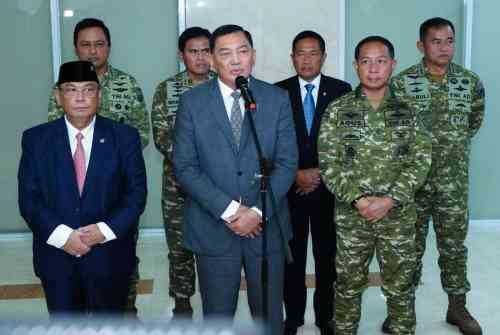 Panglima TNI dan Menhan RI Hadiri Raker Bersama Komisi I DPR RI Panglima TNI dan Menhan RI Hadiri Raker Bersama Komisi I DPR RI
