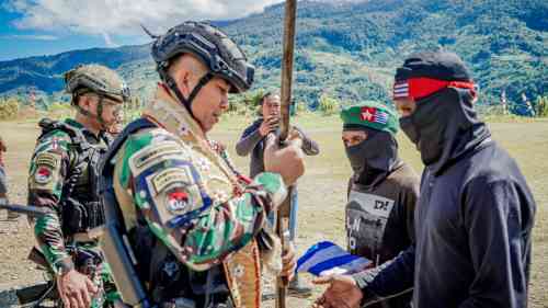 Sinergi TNI dan Masyarakat Berbuah Manis, Delapan Anggota TPNPB-OPM Kembali ke Pangkuan Ibu Pertiwi Sinergi TNI dan Masyarakat Berbuah Manis, Delapan Anggota TPNPB-OPM Kembali ke Pangkuan Ibu Pertiwi