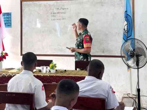 Babinsa Koramil Timika Beri Pembekalan kepada Siswa-Siswi Baru SMA Taruna Timika Babinsa Koramil Timika Beri Pembekalan kepada Siswa-Siswi Baru SMA Taruna Timika
