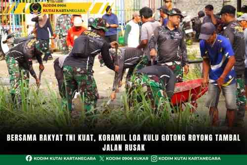 Bersama Rakyat TNI Kuat, Koramil Loa Kulu Gotong Royong Tambal Jalan Rusak