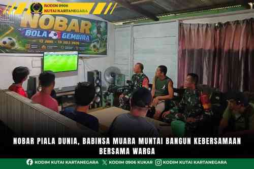 Nobar Piala Dunia, Babinsa Muara Muntai Bangun Kebersamaan Bersama Warga Nobar Piala Dunia, Babinsa Muara Muntai Bangun Kebersamaan Bersama Warga