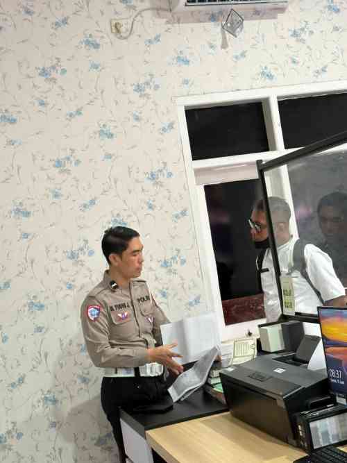 Satlantas Polres Tuban Dekatkan Pelayanan Publik Lewat Program Polantas Tuban Menyapa Satlantas Polres Tuban Dekatkan Pelayanan Publik Lewat Program Polantas Tuban Menyapa