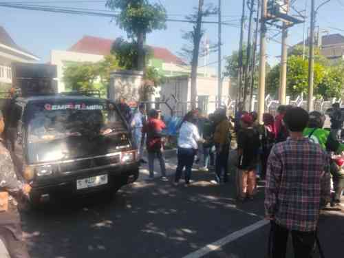 Aksi di Dua Lokasi, Massa Desak Kejati Jatim Tak Berhenti pada Satu Tersangka Aksi di Dua Lokasi, Massa Desak Kejati Jatim Tak Berhenti pada Satu Tersangka