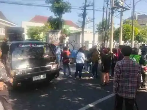 Aksi di Dua Lokasi, Massa Desak Kejati Jatim Tak Berhenti pada Satu Tersangka