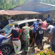 Aksi Cepat Babinsa Kodim 1505/Tidore Bersama Warga Evakuasi Mobil Kecelakaan 