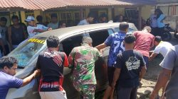 Aksi Cepat Babinsa Kodim 1505/Tidore Bersama Warga Evakuasi Mobil Kecelakaan 