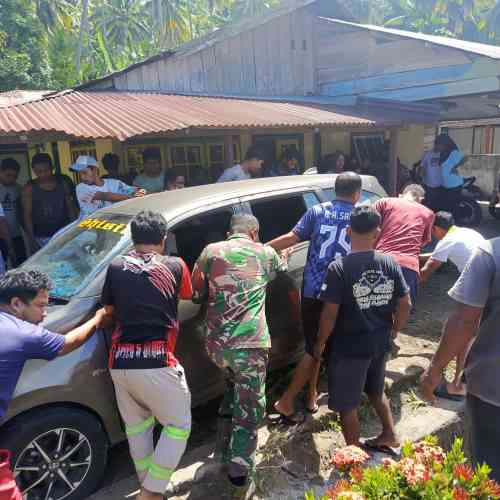 Aksi Cepat Babinsa Kodim 1505/Tidore Bersama Warga Evakuasi Mobil Kecelakaan Aksi Cepat Babinsa Kodim 1505/Tidore Bersama Warga Evakuasi Mobil Kecelakaan