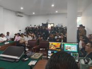 Belasan Pendukung Roy Suryo Sampaikan Tuntutan Sebelum Sidang Praperadilan Dimulai