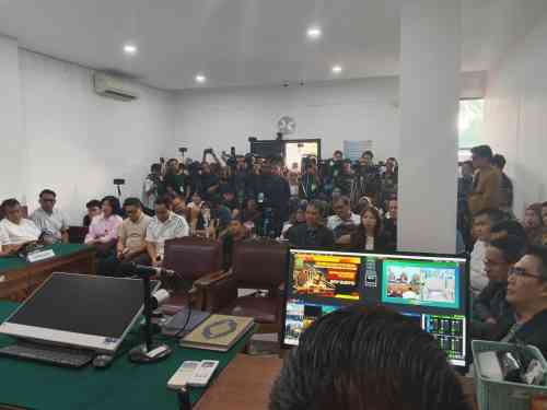 Belasan Pendukung Roy Suryo Sampaikan Tuntutan Sebelum Sidang Praperadilan Dimulai