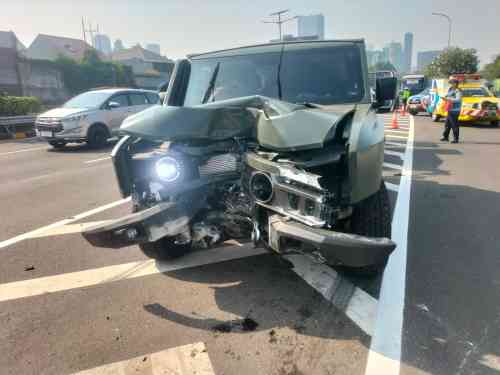 Insiden Pagi di Senayan, Mobil Dinas TNI AD Tabrak Tiang Penunjuk Jalan Insiden Pagi di Senayan, Mobil Dinas TNI AD Tabrak Tiang Penunjuk Jalan