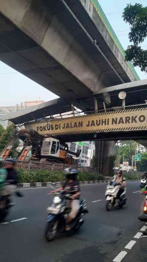 Kronologi Truk Towing B-9077-UFU Hantam JPO Kapten Tendean hingga Rusak Parah