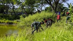 Kompak, Satgas TMMD 129 Bojonegoro dan Mahasiswa KKNTK Unigoro Bersih-Bersih Area Embung Bekatul