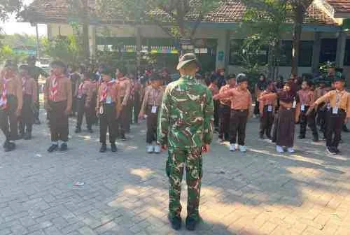 Bentuk Karakter Sejak Dini, Satgas TMMD 129 Bojonegoro Latih Baris Berbaris Siswa SD Kesongo