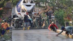 Satgas TMMD 129 Bojonegoro ‘Ngebut’ Cor Jalan Kedungpandan