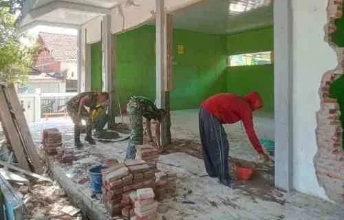 Jadikan Sekolah Impian: Satgas TMMD 129 Bojonegoro Pacu Renovasi SDN Kesongo 1
