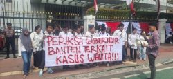 Belasan Massa Geruduk Kemendagri, Serukan Evaluasi terhadap Gubernur Banten